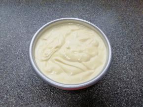 将混合好的蛋糕糊从模具的中间开始倒入模具里面，从高处垂直摔几下震出大气泡。