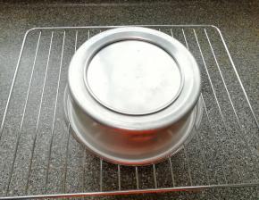 时间到，从烤箱里取出模具(注意烫手)，垂直摔一下震出热气，倒扣在晾网上。