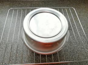 时间到，从烤箱里取出模具(注意烫手)，垂直摔一下震出热气，倒扣在晾网上。