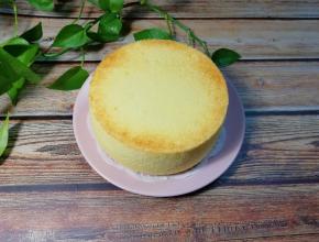 完整脱模的戚风蛋糕。