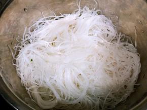 粉丝用冷水泡软