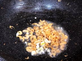 油锅中放入蒜头虾米爆香