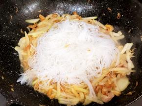 加入粉丝，翻炒片刻