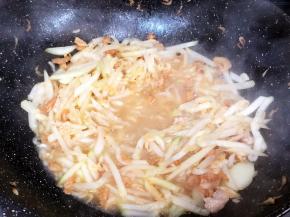 焖烧至节瓜软硬符合你的喜好。此时要保证有一定的汤汁。粉丝很吸水的