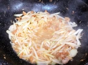 焖烧至节瓜软硬符合你的喜好。此时要保证有一定的汤汁。粉丝很吸水的