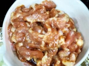 肉丝加蚝油、糖、盐、玉米淀粉腌制15分钟
