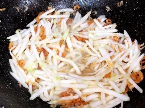 加入适量的水