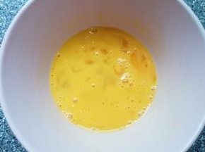 鸡蛋打散。