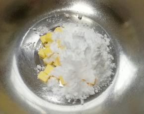 软化的黄油中加入盐和糖粉。