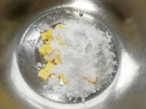 软化的黄油中加入盐和糖粉。