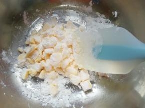 用硅胶刮铲翻拌均匀，以免打发的时候糖粉乱飞。