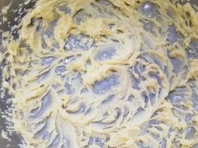 用电动打蛋器将黄油打发。