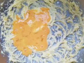 加入蛋液，打发至蛋液和黄油完全融合(装蛋液的小碗先不要洗，后面有用)。