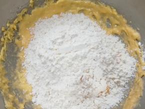 加入低筋面粉和泡打粉(将低筋面粉和泡打粉提前混合均匀)。