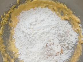 加入低筋面粉和泡打粉(将低筋面粉和泡打粉提前混合均匀)。