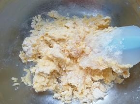 用硅胶刮刀翻拌均匀，揉成光滑的面团，盖上保鲜膜静置15-20分钟。