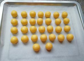 静置后的面团分成30份(一份大概9g左右），搓成小圆球备用。
烤箱上下管175度预热。