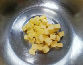 黄油切成小块室温软化。