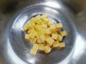黄油切成小块室温软化。