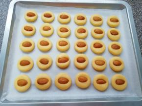 依次做好所有的杏仁饼干。