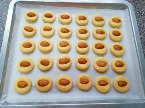 依次做好所有的杏仁饼干。