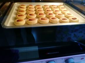 这是烤了10分钟的饼干，已经明显变色变大。