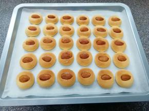杏仁饼干出炉啦，闻起来好香啊！