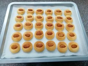 杏仁饼干出炉啦，闻起来好香啊！