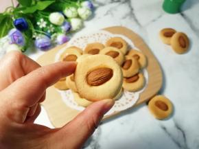 饼干晾凉，先尝一块，酥脆可口，太好吃了。