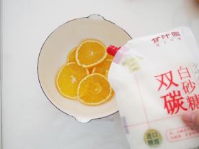 橙子切成薄片，放入牛奶锅中，加入10g细砂糖和没过橙子的清水，煮10分钟。