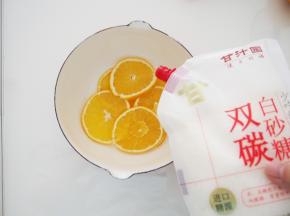 橙子切成薄片，放入牛奶锅中，加入10g细砂糖和没过橙子的清水，煮10分钟。