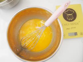 加入牛奶，充分搅拌均匀