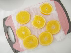 煮好的橙子在厨房纸上吸去多余的水分