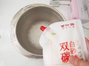 蛋白打出鱼眼泡后加入三分之一双碳白砂糖