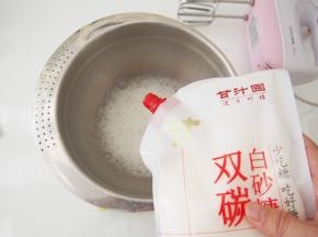 蛋白打出鱼眼泡后加入三分之一双碳白砂糖