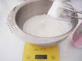 打发至出现纹路加入第二次糖，纹路明显后加入第三次糖，打发至湿性发泡的状态即可