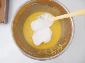 取三分之一蛋白霜加入蛋黄糊中，切拌均匀