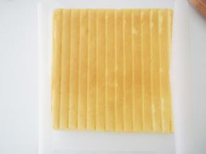 将晾好的蛋糕片翻过来，可以加淡奶油或者其他自己喜欢的任意果酱哦~