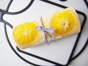 借助擀面杖将蛋糕卷卷起来，放入冰箱冷藏定型后就可以切开啦