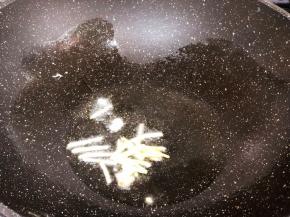 油锅放入蒜头姜丝