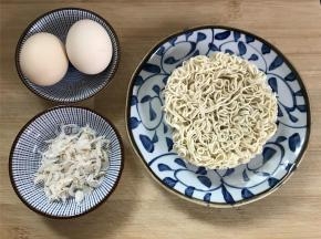 准备好材料，泡面1包，鸡蛋2个，虾皮1小把。