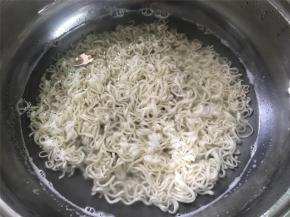 取一锅，倒入适量水煮开，把泡面放入煮开。