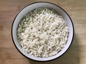 泡面煮开后捞出，沥干水分后放入碗中。