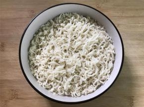 泡面煮开后捞出，沥干水分后放入碗中。