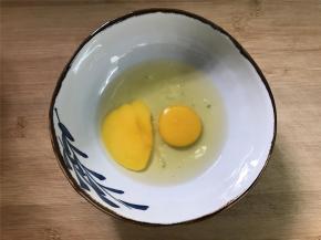 2个鸡蛋打入碗中。