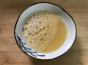 加入少许盐和料酒后打散，再加入等量的温水，搅匀。