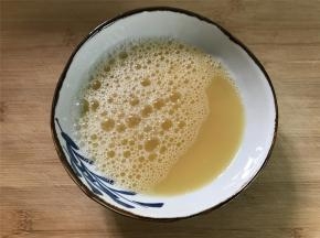 加入少许盐和料酒后打散，再加入等量的温水，搅匀。