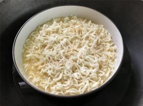 蒸锅中倒入适量水，煮开后把泡面蛋羹放入锅