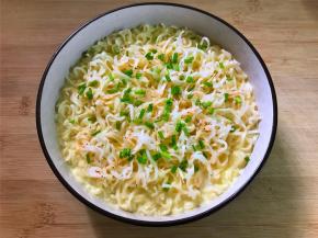 熄火前在蛋羹上面撒上香葱碎就可以吃了。