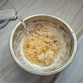 左手倒入清水，右手边拌匀